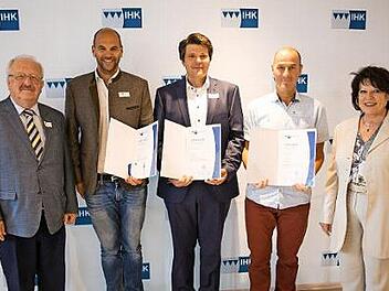 Bei der Ehrung der Pr&uuml;fer aus den Raum Kronach (v.li.): stellvertretender Landrat Bernd Steger, Dirk Schneider, Tobias Eidloth, Joachim Pohl und IHK-Hauptgesch&auml;ftsf&uuml;hrerin Gabriele Hohenner. Foto: Ochsenfoto