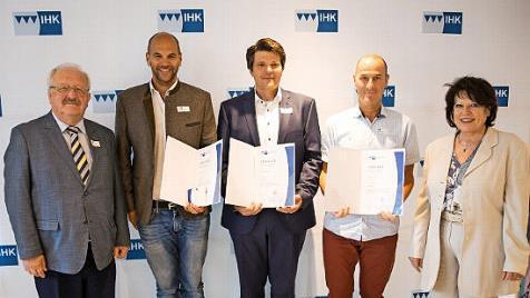 Bei der Ehrung der Pr&uuml;fer aus den Raum Kronach (v.li.): stellvertretender Landrat Bernd Steger, Dirk Schneider, Tobias Eidloth, Joachim Pohl und IHK-Hauptgesch&auml;ftsf&uuml;hrerin Gabriele Hohenner. Foto: Ochsenfoto