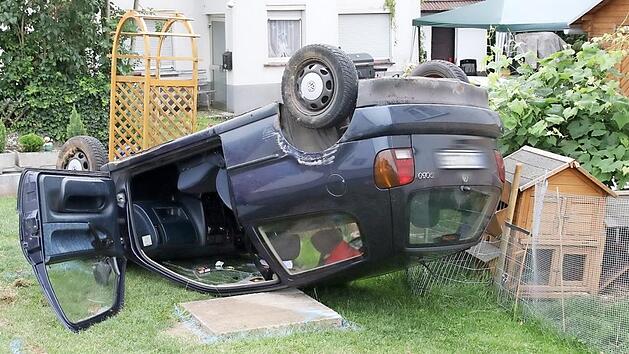 Das Unfallauto blieb nach seinem &Uuml;berschlag auf dem Dach in einem Vorgarten in einem Grundst&uuml;ck in Rossach liegen.  Foto: Michael Stelzner
