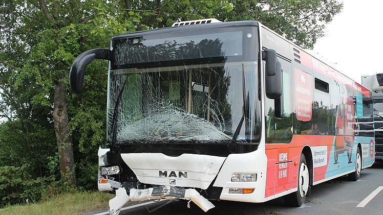 In Gegenverkehr geraten: Auto kollidiert mit entgegenkommenden Bus