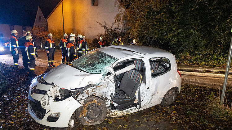 Auto prallt gegen Baum: Vier Menschen schwer verletzt