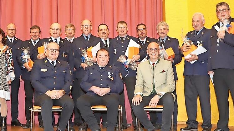 Die Geehrten f&uuml;r 40 Jahre im Dienst der Feuerwehr freuen sich unter anderem mit der Feuerwehrbeauftragten des Landkreises Lichtenfels Nicole Hopf (l.), B&uuml;rgermeisterin Christine Frie&szlig; (2. v. l.), Kreisbrandinspektor Thilo Kraus (3. v. l.) und Land...