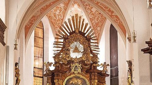 Zu einem Festsaal wollen die Mesner die Stadtpfarrkirche schm&uuml;cken. Viele Termine, Krippen und Musik bietet die St.-Georg-Pfarrei zu Weihnachten an.