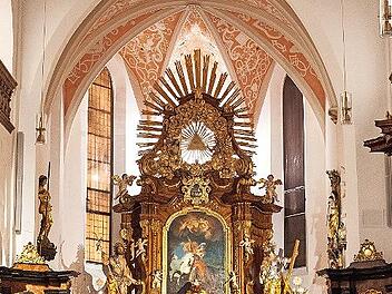 Zu einem Festsaal wollen die Mesner die Stadtpfarrkirche schm&uuml;cken. Viele Termine, Krippen und Musik bietet die St.-Georg-Pfarrei zu Weihnachten an.