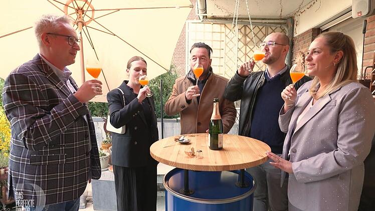 Ein fruchtiger Bellini zum Auftakt: An Tag 1 in Krefeld trifft sich die Dinner-Runde bei Axel (l.).