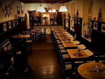 In der Neuen Schranne kannst du in rustikalen Ambiente speisen und regionale Biersorten vom Fass genie&szlig;en.