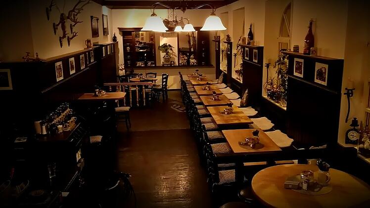 In der Neuen Schranne kannst du in rustikalen Ambiente speisen und regionale Biersorten vom Fass genie&szlig;en.