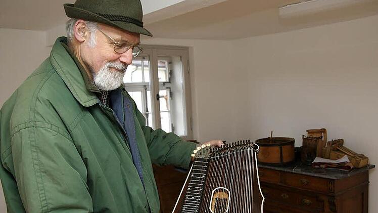 Hubert Schenk mit einer Zither Fotos: Arkadius Guzy