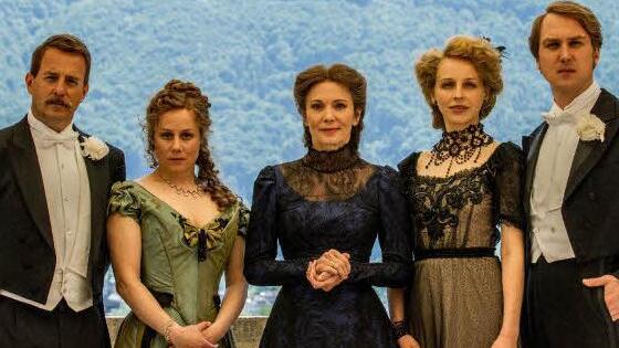 Nicht komplett, aber stimmig: der Wagner-Clan mit Schwiegersohn Houston Stewart Chamberlain (Heino Ferch), Wagnertochter Eva (Eva Löbau), Cosima Wagner, Wagnertochter Isolde (Petra Schmidt-Schaller) und Wagnersohn Siegfried (Lars Eidinger)