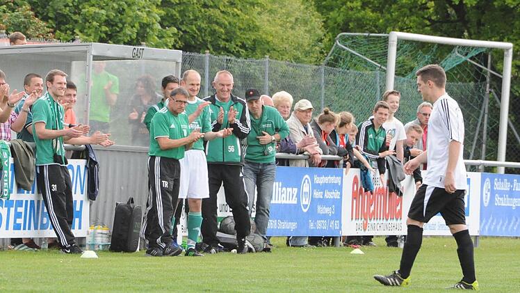 Beifall bei der Auswechslung. FC Strahlungen (weiße Trikots) - SV Riedenberg 0:3.