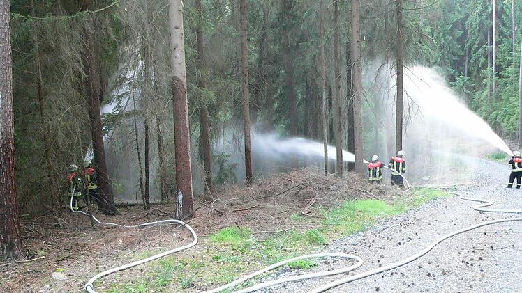 Wasser marsch! Die Kulmbacher Wehrleute testeten die Wasserversorgung im Fall eines Waldbrandes. Foto: Michael Weich