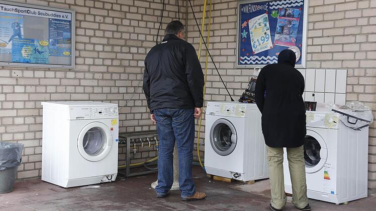 Asyl: Im Erlanger Freibad West wurde ein provisorisches Flüchtlingslager errichtet.