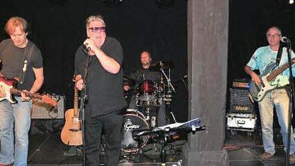 Den fetzigen Schlusspunkt der sechsten Bluesnacht in der Rathaushalle setzte die "Fast Eddy's Blue Band" des Sängers Eddy Wilkinson.