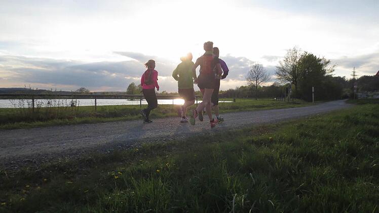 Die Abendsonne an der "Kieswäsch" genießen. So macht Laufen Spaß. Foto: Michael Kraus