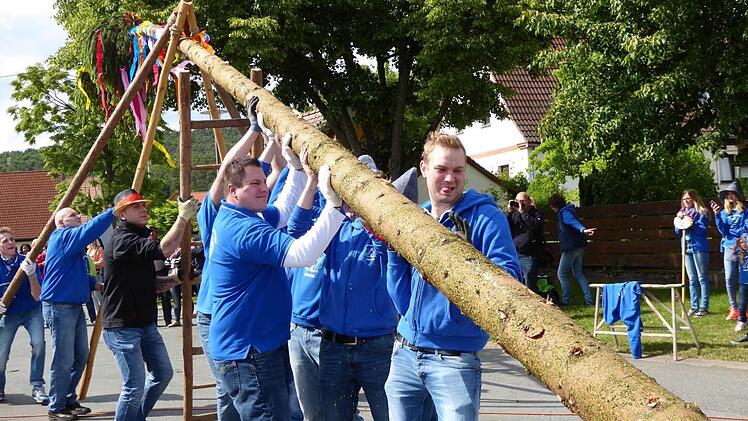 Im Baumaufstellen haben die Greuther schon Übung. Fotos: Sonja Werner
