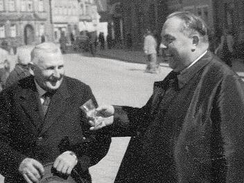 Pfarrer Anton Sextl (r.) in Forchheim Repros: Franze