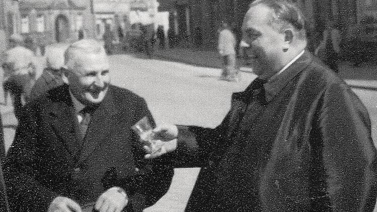 Pfarrer Anton Sextl (r.) in Forchheim Repros: Franze