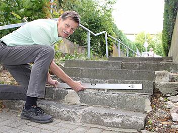 Peter Borst vom Servicebetrieb der Stadt Bad Kissingen hat gestern noch einmal die Treppe zwischen Salinen- und Friedrich-List-Straße inspiziert. Foto: Ralf Ruppert