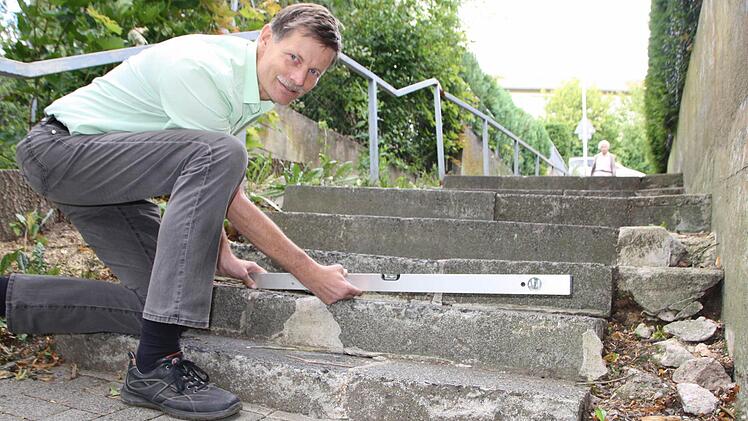 Peter Borst vom Servicebetrieb der Stadt Bad Kissingen hat gestern noch einmal die Treppe zwischen Salinen- und Friedrich-List-Straße inspiziert. Foto: Ralf Ruppert