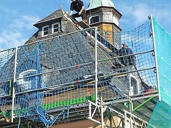 Das ortsbildprägende Rathaus des Marktes Presseck wird für 150 000 Euro saniert. Am Mittwoch begannen die Arbeiter der Firma Wunder Bedachungen aus Schwarzenbach am Wald mit der Entfernung der alten Schiefereindeckung. Foto: Klaus-Peter Wulf