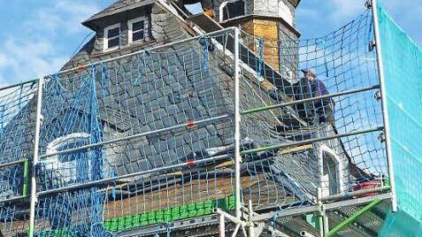 Das ortsbildprägende Rathaus des Marktes Presseck wird für 150 000 Euro saniert. Am Mittwoch begannen die Arbeiter der Firma Wunder Bedachungen aus Schwarzenbach am Wald mit der Entfernung der alten Schiefereindeckung. Foto: Klaus-Peter Wulf