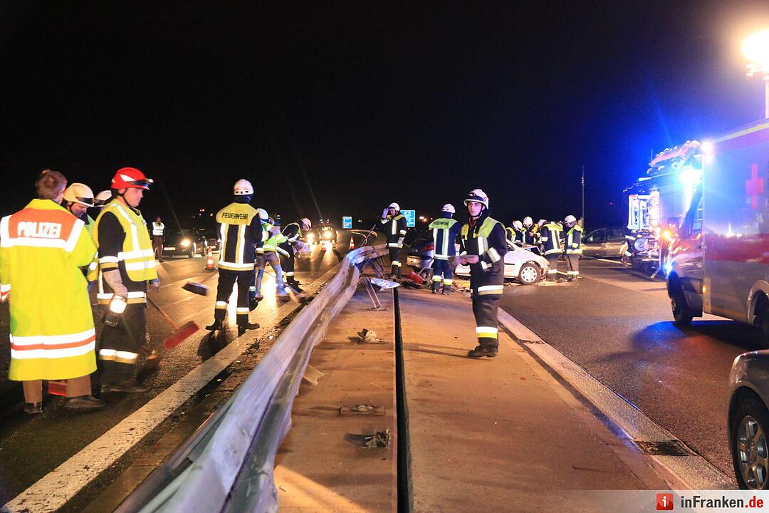 Autos kollidieren auf der A70 bei Hallstadt