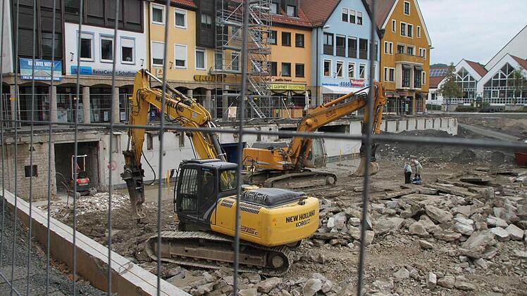 Die Baustellen-Einzäunung am Zentralparkplatz rückt bis an die dortige Ladenpassage heran.