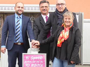 Sie drückten auf den ominösen Knopf zum Start für ein schnelles Internet in Bad Bocklet: (von links) Michael Gstädtner, Klaus Markert (beide Telekom), Andreas Sandwall (2. Bürgermeister) und Brigitte Fell (Markt Bad Bocklet). Foto: Christa Bauer