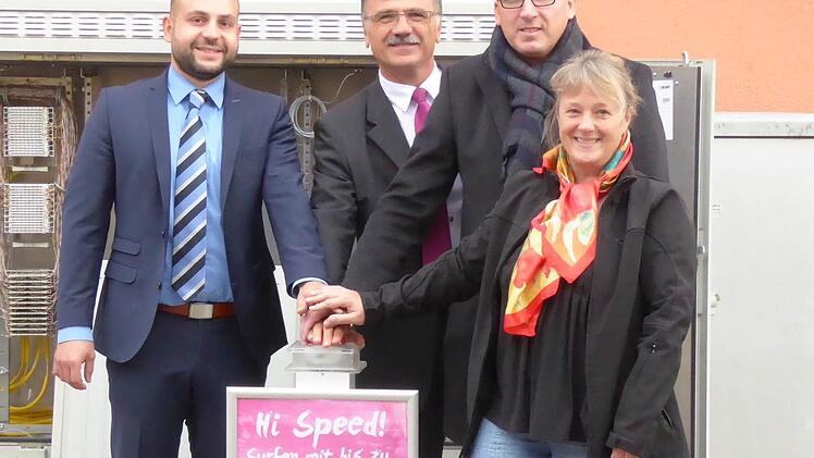 Sie drückten auf den ominösen Knopf zum Start für ein schnelles Internet in Bad Bocklet: (von links) Michael Gstädtner, Klaus Markert (beide Telekom), Andreas Sandwall (2. Bürgermeister) und Brigitte Fell (Markt Bad Bocklet). Foto: Christa Bauer