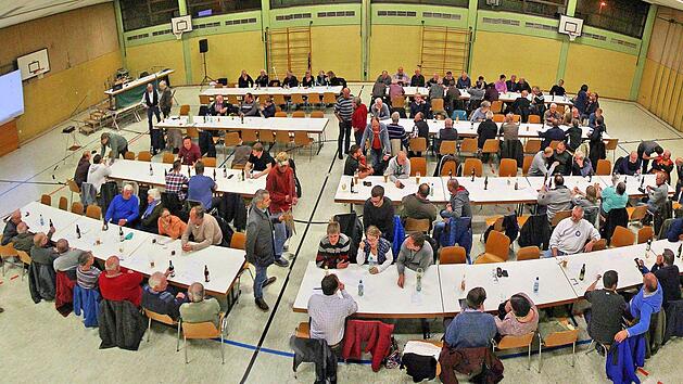 Die Rannunger Mehrzweckhalle muss saniert werden. Dazu muss der Gemeinderat in n&auml;chster Zeit entscheiden, ob sie Mehrzweckhalle bleiben oder zur Sporthalle werden soll, was billiger ist. Unser Bild entstand bei einer B&uuml;rgerversammlung.  Foto: Dieter Britz