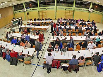 Die Rannunger Mehrzweckhalle muss saniert werden. Dazu muss der Gemeinderat in nächster Zeit entscheiden, ob sie Mehrzweckhalle bleiben oder zur Sporthalle werden soll, was billiger ist. Unser Bild entstand bei einer Bürgerversammlung.  Foto: Dieter Britz