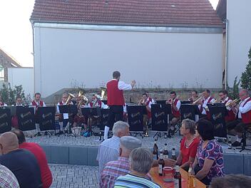 Einmal im Monat gibt es jetzt Musik auf dem Dorfplatz.Foto: Marion Eckert