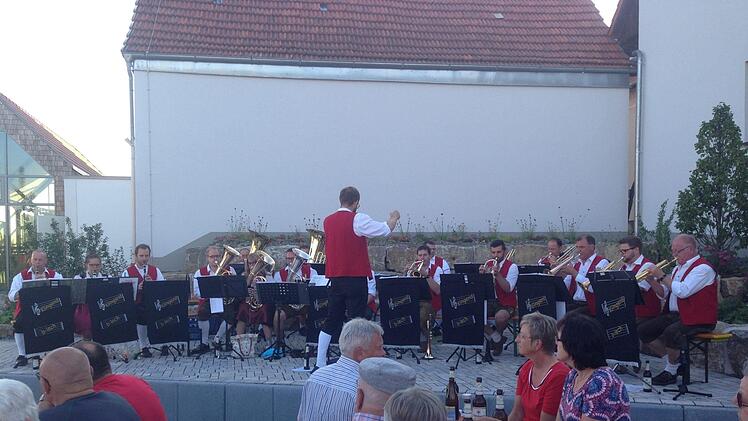 Einmal im Monat gibt es jetzt Musik auf dem Dorfplatz.Foto: Marion Eckert