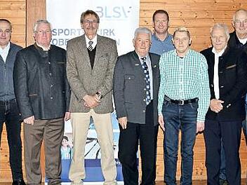 Die auf f&uuml;nf Jahre gew&auml;hlte Vorstandschaft des BLSV-Sportkreises Lichtenfels mit den beiden BLSV-Bezirksvorsitzenden (von links) G&uuml;nther Jackl (Unterfranken), Monika Engerlhardt (Oberfranken) und den Ehreng&auml;sten. Foto: Dieter Radziej