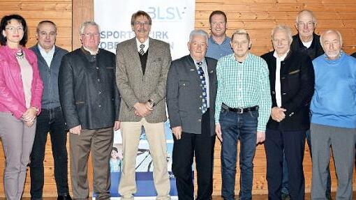 Die auf f&uuml;nf Jahre gew&auml;hlte Vorstandschaft des BLSV-Sportkreises Lichtenfels mit den beiden BLSV-Bezirksvorsitzenden (von links) G&uuml;nther Jackl (Unterfranken), Monika Engerlhardt (Oberfranken) und den Ehreng&auml;sten. Foto: Dieter Radziej