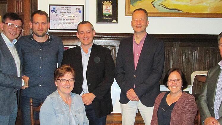 Bürgermeister Armin Warmuth (links) gratulierte dem VWS zur Wahl (hintere Reihe v. l.) Schriftführer Thomas Hammer, sein Vorgänger Harald Gabel, Vorsitzender Sebastian Hose (v. R. v. l.) Andrea Römer, Anja Binder und Geschäftsführer Walter Schneider. Winfried Ehling
