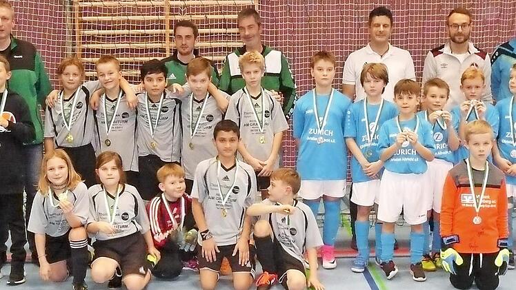 Im Finale der E-Junioren setzte sich der SV Heubach (in grau) mit 1:0 gegen die SG Veitenstein (in blau) durch.  Fotos: Wolfgang Dietz