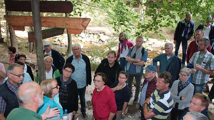 Pressesprecher Friedhart Knolle vom Naturpark Harz machte an mehreren Stationen während einer Wanderungen auf die Besonderheiten des Nationalparks Harz aufmerksam.Ralf Ruppert