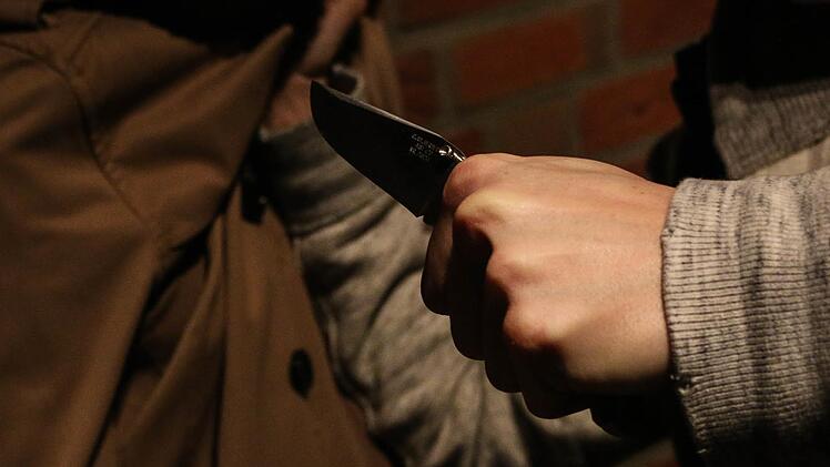 In einem unterfränkischen Modegeschäft ist es am Dienstagmorgen zu einem Raubl gekommen, bei dem ein Mann die Verkäuferin mit einem Messer bedrohte. Symbolfoto: Christopher Schulz