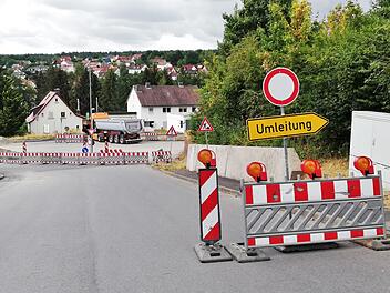 Die Westring-Kreuzung Lessing-/Raiffeisenstraße ist gesperrt; der Verkehr wird über die Kreuzung Seehof-/Hangstraße umgeleitet.