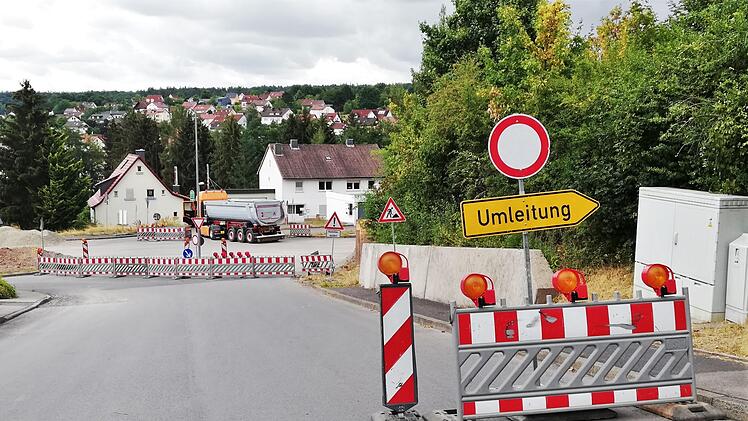 Die Westring-Kreuzung Lessing-/Raiffeisenstraße ist gesperrt; der Verkehr wird über die Kreuzung Seehof-/Hangstraße umgeleitet.