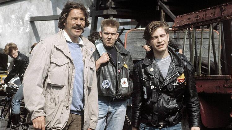 Im Schimanski-"Tatort" "Zweierlei Blut" (1984) verk&ouml;rperte BVB-Fan Dietmar B&auml;r (Bild, Mitte) einen MSV-Duisburg-Hooligan.