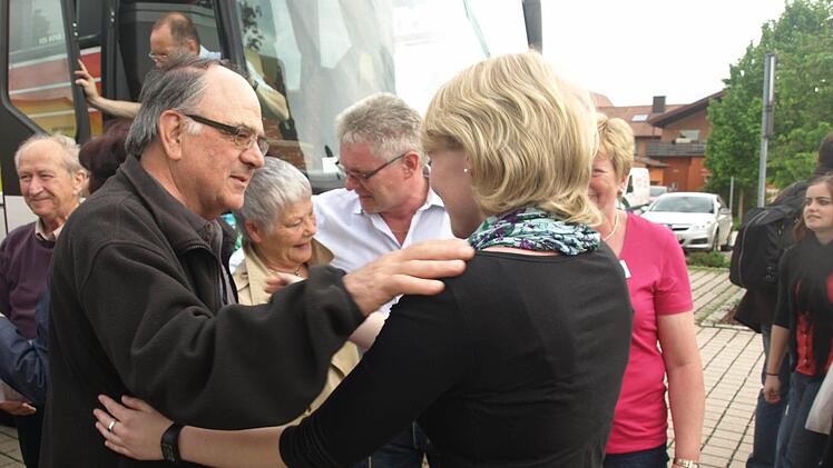 Annika Werner begrüßt Jean Durand. Er und seine Frau und Anne-Marie Durand gehören zum Komitee von Douvres.