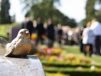 Unter großer Anteilnahme wurde gestern der 47-jährige Zeitlofser zu Grabe getragen, der genau eine Woche zuvor im hessischen Salmünster tot aufgefunden worden war. Ausgerechnet gestern wurden Medienberichte veröffentlicht, die den Fall in ein anderes Licht rücken. Foto: Ralf Ruppert