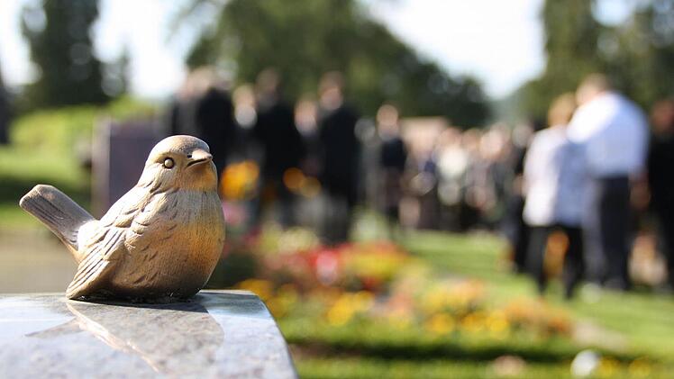 Unter großer Anteilnahme wurde gestern der 47-jährige Zeitlofser zu Grabe getragen, der genau eine Woche zuvor im hessischen Salmünster tot aufgefunden worden war. Ausgerechnet gestern wurden Medienberichte veröffentlicht, die den Fall in ein anderes Licht rücken. Foto: Ralf Ruppert