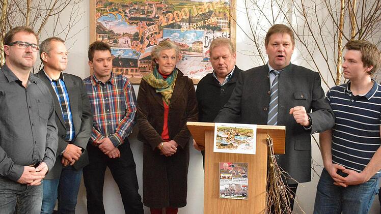 Diese Leute kümmern sich um das Jubiläumsfest und freuen sich, dass auch umliegende Ortschaften bei der Arbeit mit anpacken. Von links: Volker Neu, Andreas Herold, Florian Weigand, Gräfin Mirjam zu Ortenburg, Rupert Fichtner und Manuel Steigmeier. Walter Herold fehlt auf dem Bild. Foto: Gerhard Schmidt