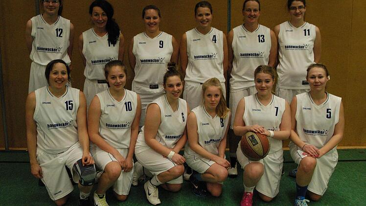 Die Champions: (hinten, von links) Teresa Borst, Astrid Christ, Michelle Curtis, Julia Hemmerich, Bärbel Gunreben und Marina Erhard sowie (vorne, von links) Sonja Weppert, Katrin Weingart, Laura Peters, Sarah Curtis, Saskia Curtis und Jana Katzenberger. Foto: ssp