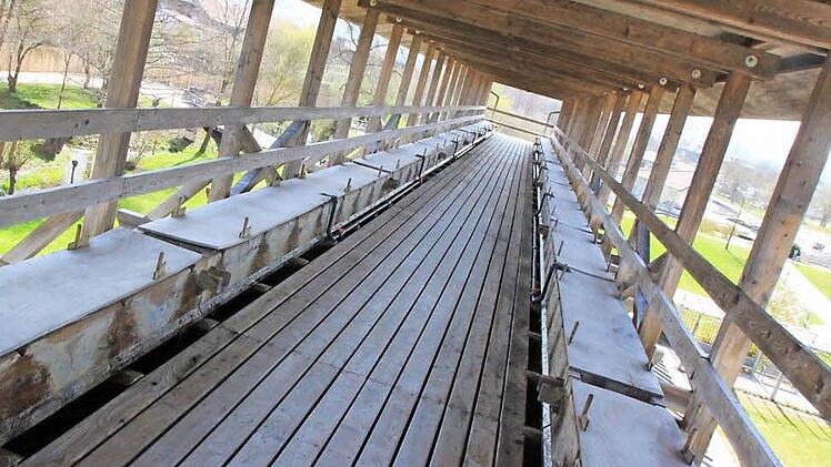 Ganz oben sieht es in den Gradierwerken so aus: Links und rechts sind die abgedeckten Holzrinnen, durch die das salzhaltige Wasser gleichmäßig auf die Schwarzdornwände darunter verteilt wird, wo das Wasser verdunstet und das Salz an die Luft abgibt. Fotos: Matthias Einwag