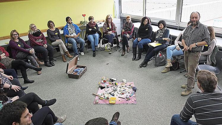 Erzieherinnen und Erzieher aus den Landkreisen Bad Kissingen und Rhön-Grabfeld diskutierten im Berufsbildungszentrum (BBZ) das Thema "Wie viel Gesundheit braucht ein Kind?" .  Foto: BBZ