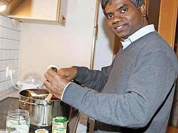 Erst zelebriert Pater Thomas Muttam am Sonntagabend eine Messe nach indischem Ritus, dann zeigt er Bilder und tischt typisch indisches Essen auf.  Foto: Sonja Adam